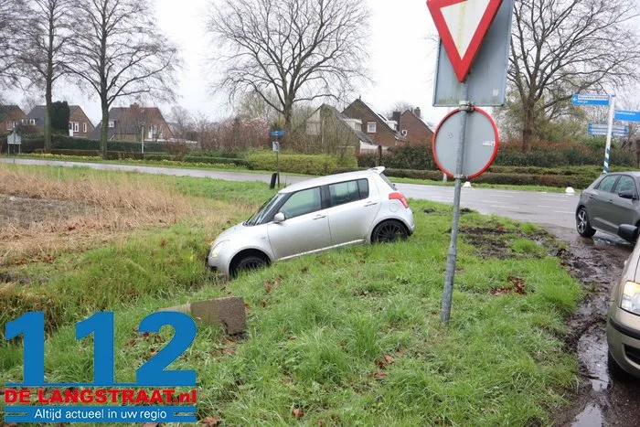 Auto moet uitwijken en belandt in de sloot in Oudheusden 112 De Langstraat