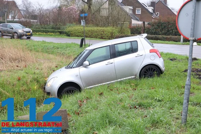 Auto moet uitwijken en belandt in de sloot in Oudheusden 112 De Langstraat