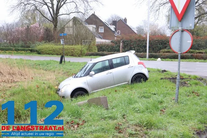 Auto moet uitwijken en belandt in de sloot in Oudheusden 112 De Langstraat