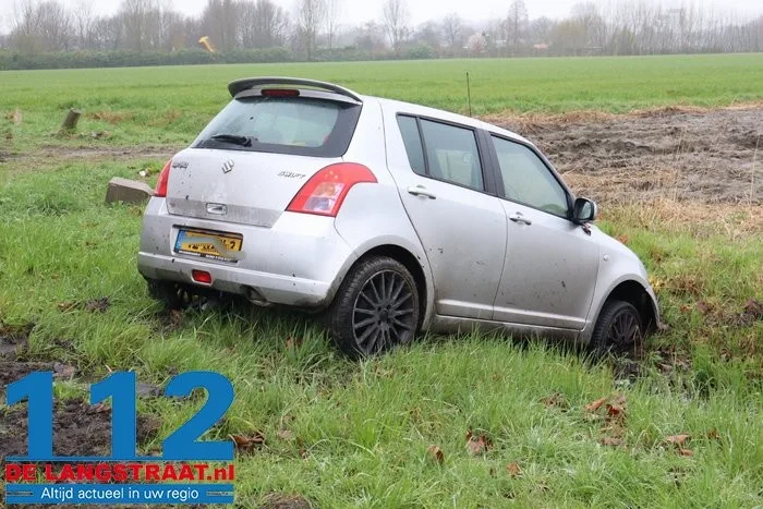 Auto moet uitwijken en belandt in de sloot in Oudheusden 112 De Langstraat
