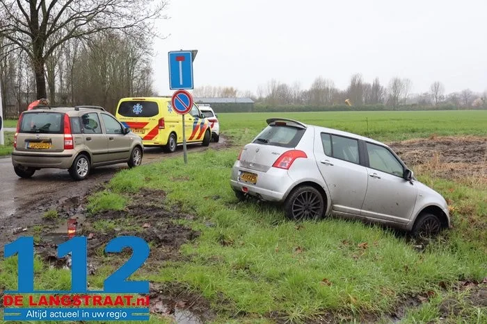Auto moet uitwijken en belandt in de sloot in Oudheusden 112 De Langstraat