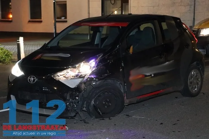 Twee auto's botsen op elkaar Gasthuisstraat Kaatsheuvel 112 De Langstraat