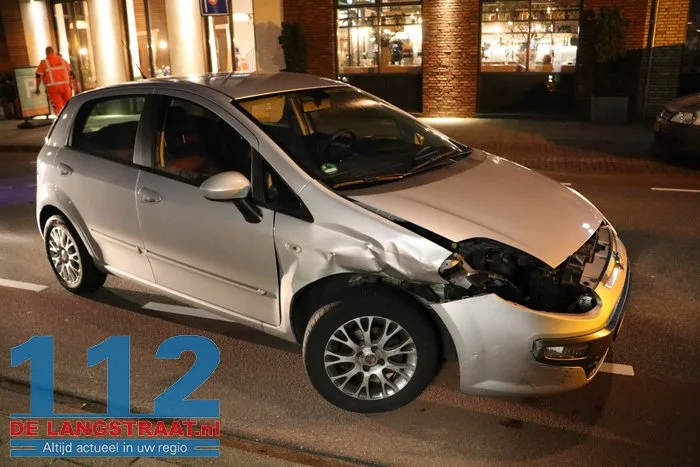 Twee auto's botsen op elkaar Gasthuisstraat Kaatsheuvel 112 De Langstraat