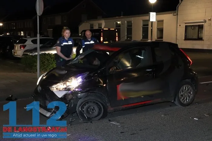 Twee auto's botsen op elkaar Gasthuisstraat Kaatsheuvel 112 De Langstraat