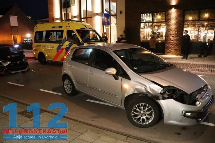 Twee auto's botsen op elkaar Gasthuisstraat Kaatsheuvel 112 De Langstraat