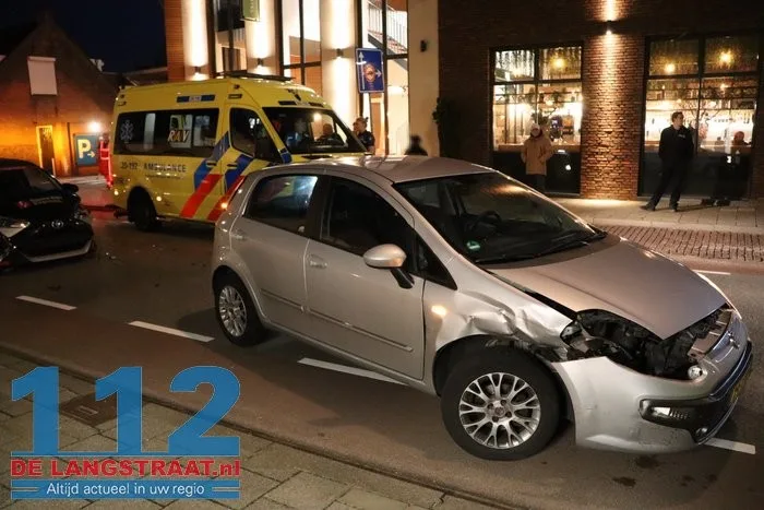 Twee auto's botsen op elkaar Gasthuisstraat Kaatsheuvel 112 De Langstraat