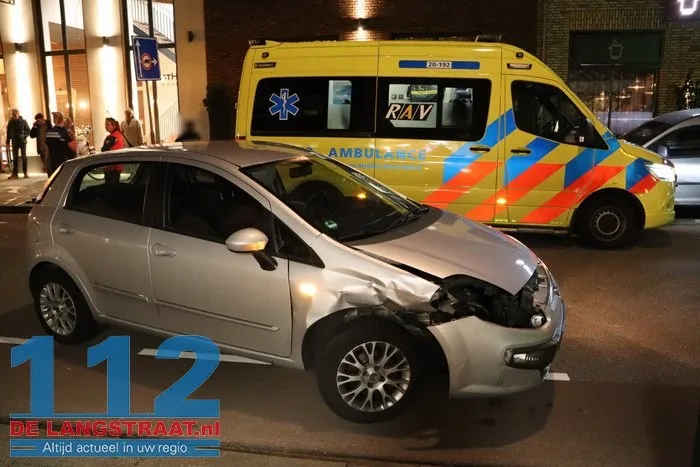 Twee auto's botsen op elkaar Gasthuisstraat Kaatsheuvel 112 De Langstraat