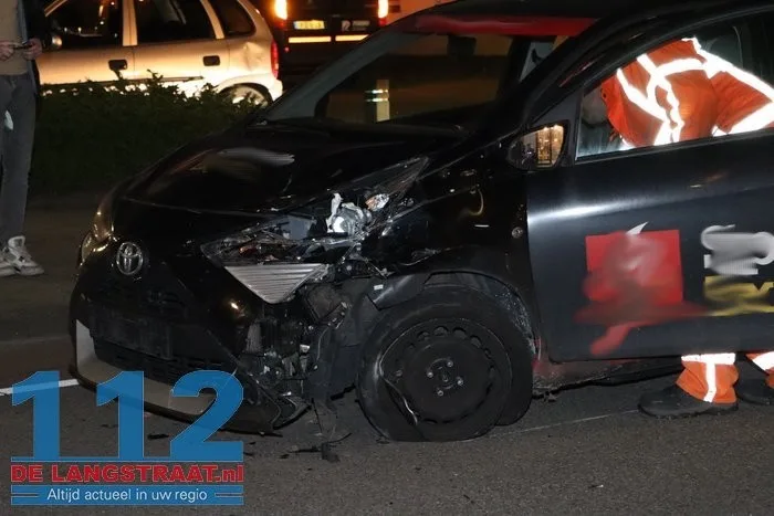 Twee auto's botsen op elkaar Gasthuisstraat Kaatsheuvel 112 De Langstraat