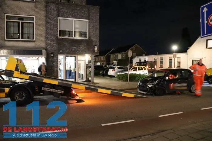 Twee auto's botsen op elkaar Gasthuisstraat Kaatsheuvel 112 De Langstraat