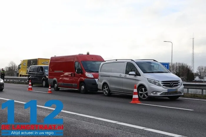 Drie auto's botsen op elkaar A59 Waalwijk 1 Drie auto's botsen op elkaar A59 Waalwijk 112 De Langstraat