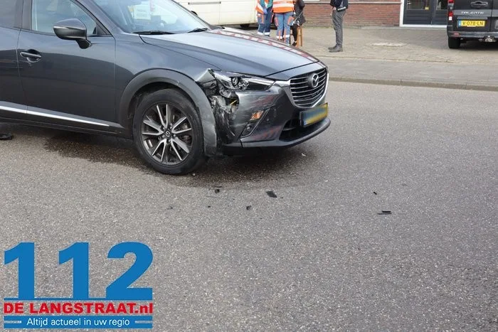 Twee auto’s beschadigd bij botsing in Kaatsheuvel 2 Twee auto’s beschadigd bij botsing in Kaatsheuvel 112 De Langstraat