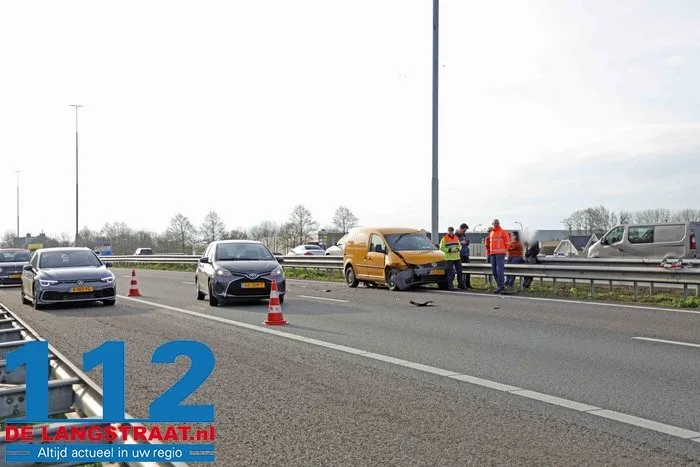 Ongeval met drie auto’s op de A59: vertraging richting Drunen 2 Ongeval met drie auto’s op de A59: vertraging richting Drunen 112 De Langstraat