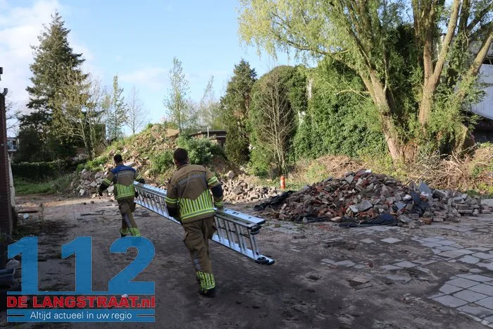 Brandweer bevrijdt jongen uit slooppand aan de Eerste Zeine Waalwijk 5 Brandweer bevrijdt jongen uit slooppand aan de Eerste Zeine Waalwijk 112 De Langstraat