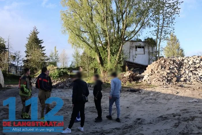 Brandweer bevrijdt jongen uit slooppand aan de Eerste Zeine Waalwijk 8 Brandweer bevrijdt jongen uit slooppand aan de Eerste Zeine Waalwijk 112 De Langstraat