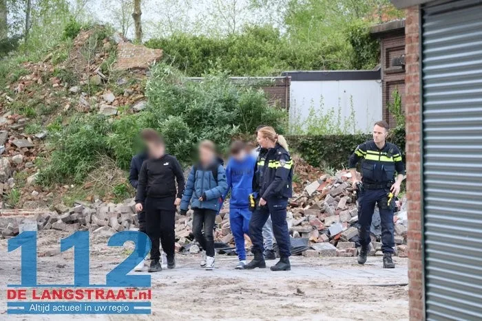 Brandweer bevrijdt jongen uit slooppand aan de Eerste Zeine Waalwijk 12 Brandweer bevrijdt jongen uit slooppand aan de Eerste Zeine Waalwijk 112 De Langstraat