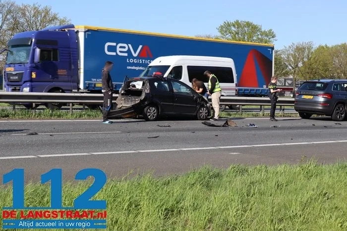 Volledige achterzijde breekt van auto af door kettingbotsing bij Drunen, A59 vol met brokstukken 2 Volledige achterzijde breekt van auto af door kettingbotsing bij Drunen, A59 vol met brokstukken 112 De Langstraat