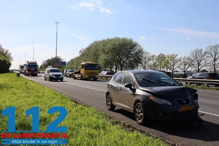 Volledige achterzijde breekt van auto af door kettingbotsing bij Drunen, A59 vol met brokstukken 4 Volledige achterzijde breekt van auto af door kettingbotsing bij Drunen, A59 vol met brokstukken 112 De Langstraat