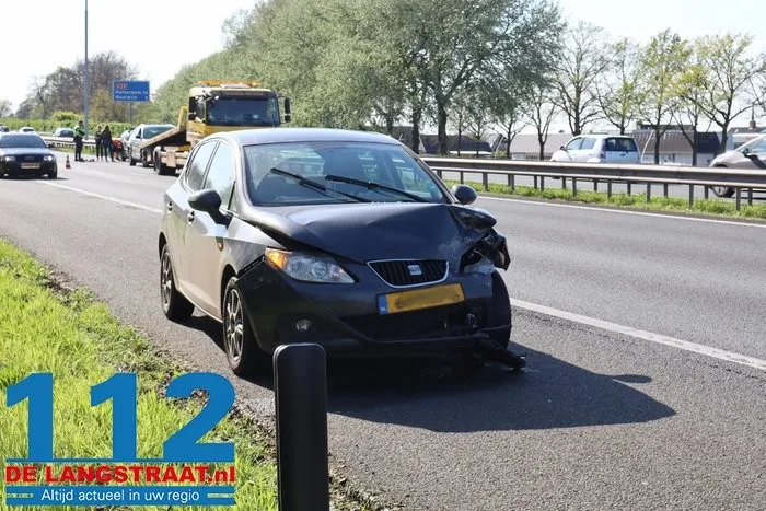 Volledige achterzijde breekt van auto af door kettingbotsing bij Drunen, A59 vol met brokstukken 5 Volledige achterzijde breekt van auto af door kettingbotsing bij Drunen, A59 vol met brokstukken 112 De Langstraat