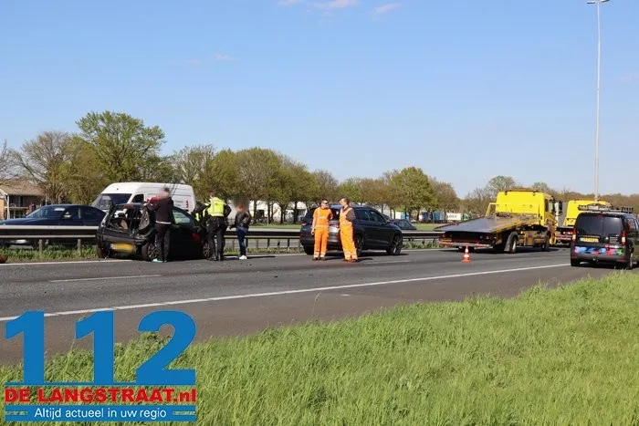 Volledige achterzijde breekt van auto af door kettingbotsing bij Drunen, A59 vol met brokstukken 6 Volledige achterzijde breekt van auto af door kettingbotsing bij Drunen, A59 vol met brokstukken 112 De Langstraat