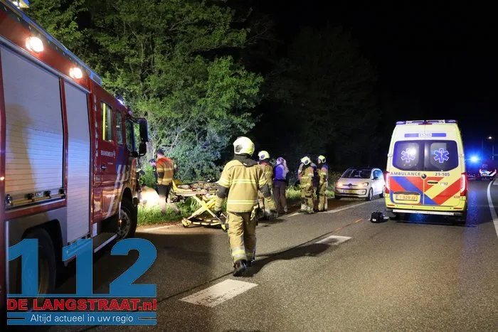 Ravage nadat auto tegen boom klapt langs N267 bij Oudheusden, bestuurder (18) zwaargewond 2 Ravage nadat auto tegen boom klapt langs N267 bij Oudheusden, bestuurder (18) zwaargewond 112 De Langstraat