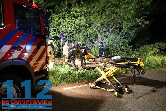 Ravage nadat auto tegen boom klapt langs N267 bij Oudheusden, bestuurder (18) zwaargewond 4 Ravage nadat auto tegen boom klapt langs N267 bij Oudheusden, bestuurder (18) zwaargewond 112 De Langstraat