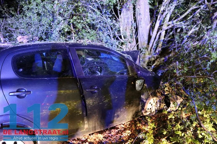 Ravage nadat auto tegen boom klapt langs N267 bij Oudheusden, bestuurder (18) zwaargewond 7 Ravage nadat auto tegen boom klapt langs N267 bij Oudheusden, bestuurder (18) zwaargewond 112 De Langstraat
