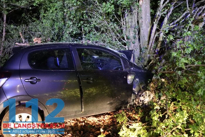 Ravage nadat auto tegen boom klapt langs N267 bij Oudheusden, bestuurder (18) zwaargewond 8 Ravage nadat auto tegen boom klapt langs N267 bij Oudheusden, bestuurder (18) zwaargewond 112 De Langstraat