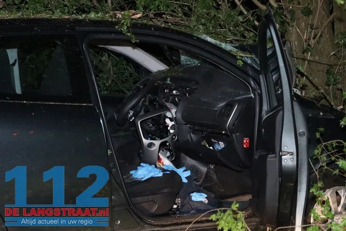 Ravage nadat auto tegen boom klapt langs N267 bij Oudheusden, bestuurder (18) zwaargewond 10 Ravage nadat auto tegen boom klapt langs N267 bij Oudheusden, bestuurder (18) zwaargewond 112 De Langstraat