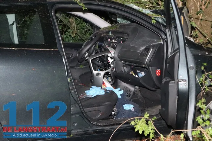 Ravage nadat auto tegen boom klapt langs N267 bij Oudheusden, bestuurder (18) zwaargewond 11 Ravage nadat auto tegen boom klapt langs N267 bij Oudheusden, bestuurder (18) zwaargewond 112 De Langstraat