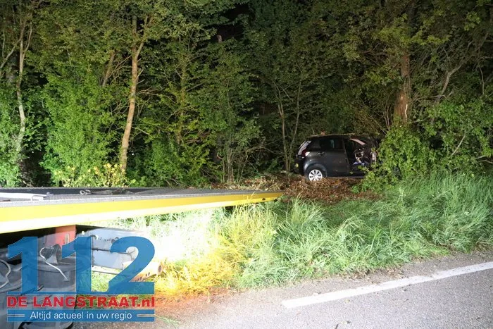 Ravage nadat auto tegen boom klapt langs N267 bij Oudheusden, bestuurder (18) zwaargewond 12 Ravage nadat auto tegen boom klapt langs N267 bij Oudheusden, bestuurder (18) zwaargewond 112 De Langstraat