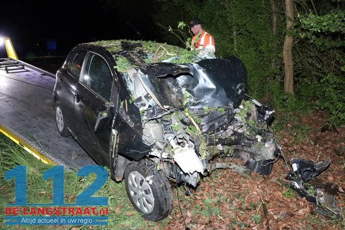 Ravage nadat auto tegen boom klapt langs N267 bij Oudheusden, bestuurder (18) zwaargewond 14 Ravage nadat auto tegen boom klapt langs N267 bij Oudheusden, bestuurder (18) zwaargewond 112 De Langstraat