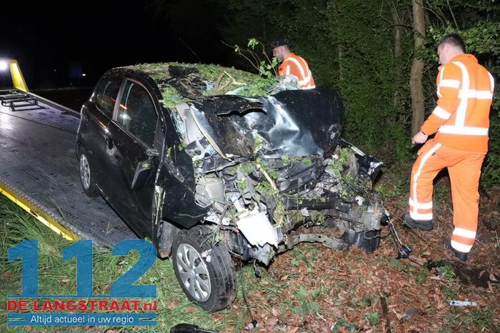 Ravage nadat auto tegen boom klapt langs N267 bij Oudheusden, bestuurder (18) zwaargewond 15 Ravage nadat auto tegen boom klapt langs N267 bij Oudheusden, bestuurder (18) zwaargewond 112 De Langstraat