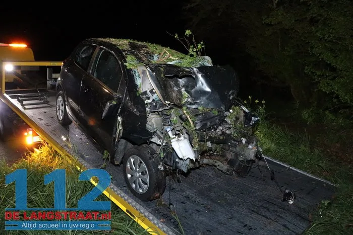 Ravage nadat auto tegen boom klapt langs N267 bij Oudheusden, bestuurder (18) zwaargewond 16 Ravage nadat auto tegen boom klapt langs N267 bij Oudheusden, bestuurder (18) zwaargewond 112 De Langstraat