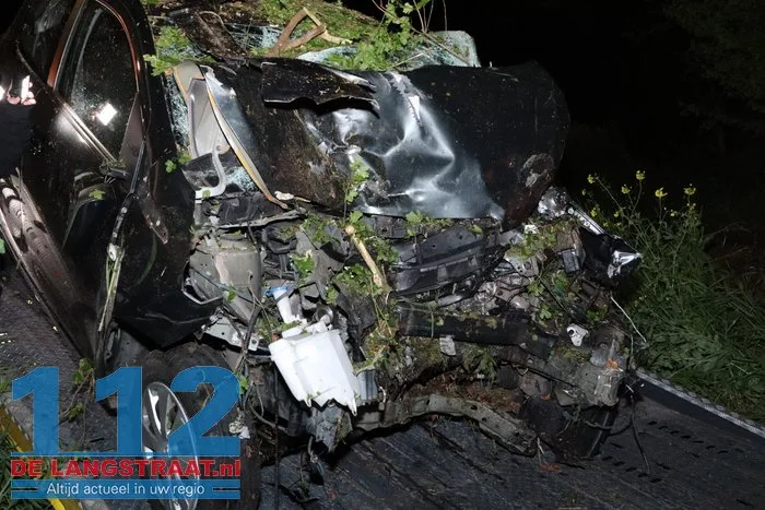 Ravage nadat auto tegen boom klapt langs N267 bij Oudheusden, bestuurder (18) zwaargewond 17 Ravage nadat auto tegen boom klapt langs N267 bij Oudheusden, bestuurder (18) zwaargewond 112 De Langstraat