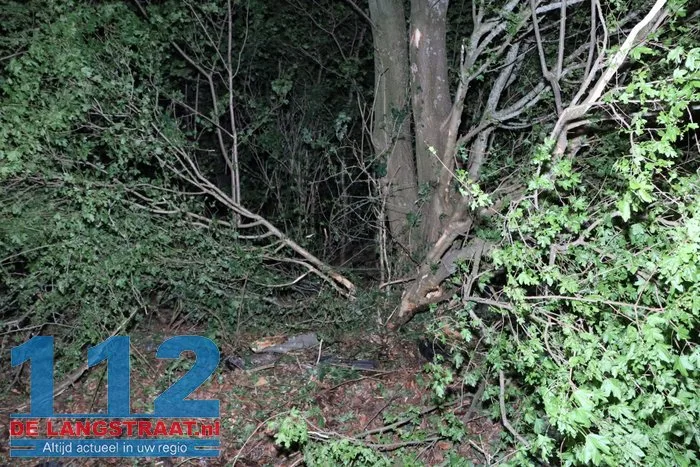 Ravage nadat auto tegen boom klapt langs N267 bij Oudheusden, bestuurder (18) zwaargewond 19 Ravage nadat auto tegen boom klapt langs N267 bij Oudheusden, bestuurder (18) zwaargewond 112 De Langstraat