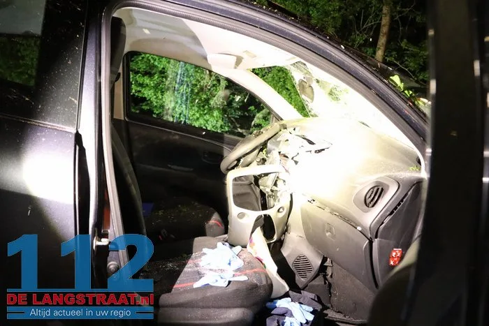 Ravage nadat auto tegen boom klapt langs N267 bij Oudheusden, bestuurder (18) zwaargewond 20 Ravage nadat auto tegen boom klapt langs N267 bij Oudheusden, bestuurder (18) zwaargewond 112 De Langstraat
