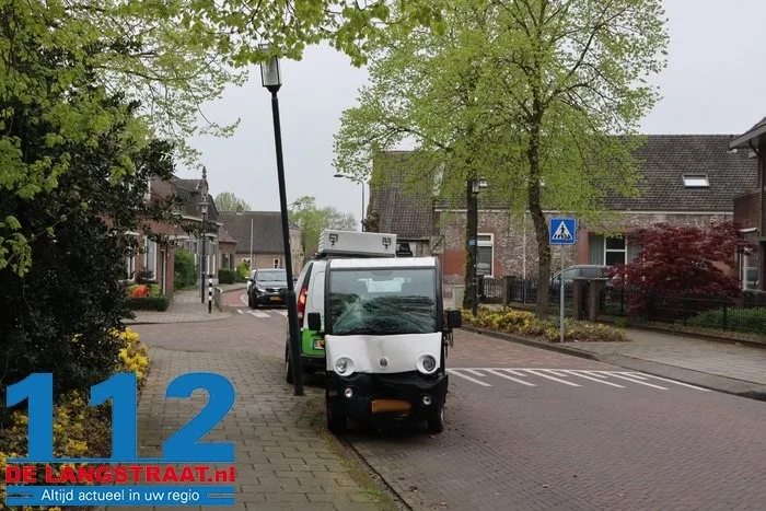 Wagentje van groenzorg botst frontaal op lantaarnpaal Sprang-Capelle 1 Wagentje van groenzorg botst frontaal op lantaarnpaal Sprang-Capelle 112 De Langstraat