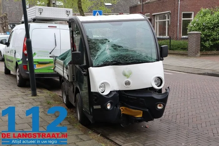 Wagentje van groenzorg botst frontaal op lantaarnpaal Sprang-Capelle 3 Wagentje van groenzorg botst frontaal op lantaarnpaal Sprang-Capelle 112 De Langstraat