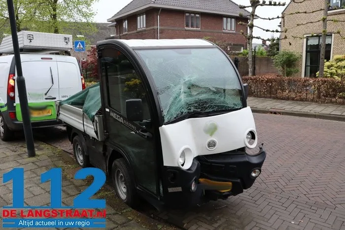 Wagentje van groenzorg botst frontaal op lantaarnpaal Sprang-Capelle 4 Wagentje van groenzorg botst frontaal op lantaarnpaal Sprang-Capelle 112 De Langstraat