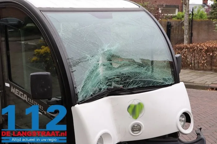 Wagentje van groenzorg botst frontaal op lantaarnpaal Sprang-Capelle 5 Wagentje van groenzorg botst frontaal op lantaarnpaal Sprang-Capelle 112 De Langstraat