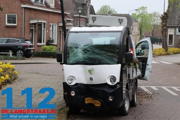 Wagentje van groenzorg botst frontaal op lantaarnpaal Sprang-Capelle 7 Wagentje van groenzorg botst frontaal op lantaarnpaal Sprang-Capelle 112 De Langstraat