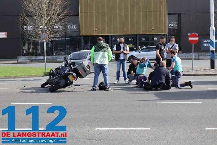Motorrijder en passagier rijden achterop auto en raken gewond bij ongeval in Waalwijk 7 Motorrijder en passagier rijden achterop auto en raken gewond bij ongeval in Waalwijk 112 De Langstraat