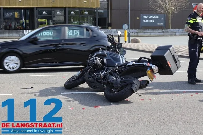 Motorrijder en passagier rijden achterop auto en raken gewond bij ongeval in Waalwijk 8 Motorrijder en passagier rijden achterop auto en raken gewond bij ongeval in Waalwijk 112 De Langstraat