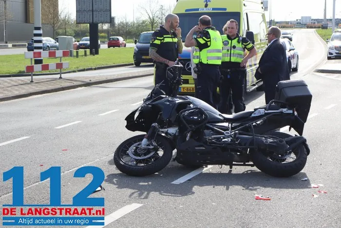 Motorrijder en passagier rijden achterop auto en raken gewond bij ongeval in Waalwijk 9 Motorrijder en passagier rijden achterop auto en raken gewond bij ongeval in Waalwijk 112 De Langstraat