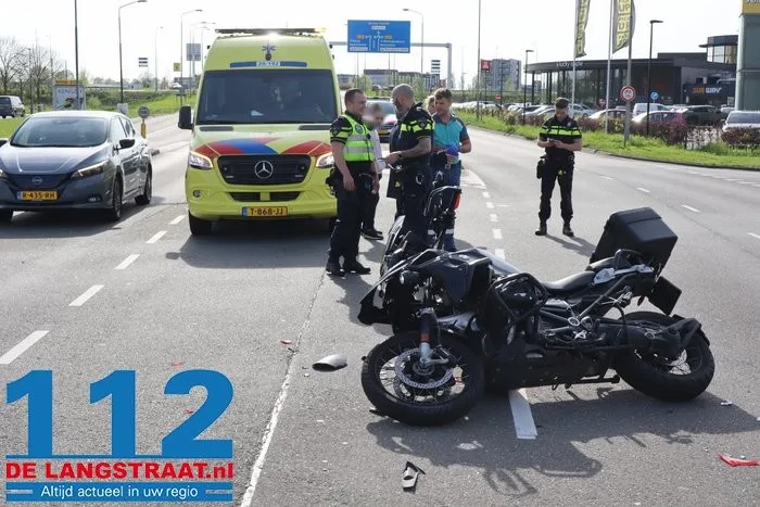 Motorrijder en passagier rijden achterop auto en raken gewond bij ongeval in Waalwijk 12 Motorrijder en passagier rijden achterop auto en raken gewond bij ongeval in Waalwijk 112 De Langstraat