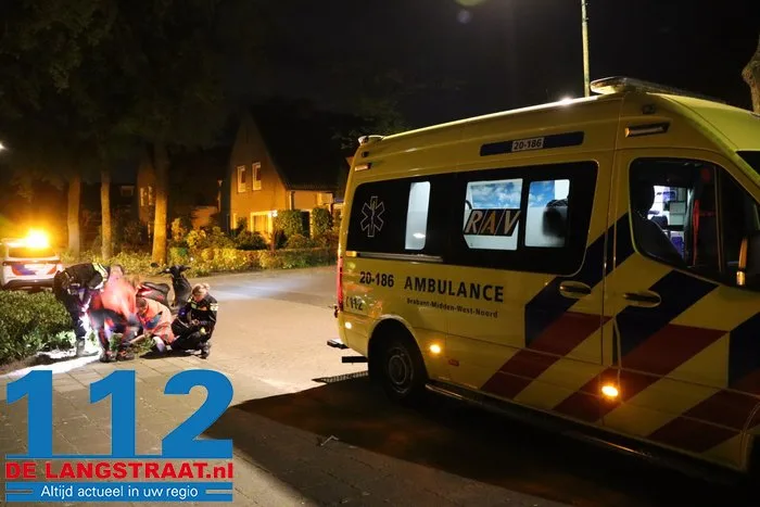 Scooterrijder met spoed naar ziekenhuis na valpartij in Kaatsheuvel 3 Scooterrijder met spoed naar ziekenhuis na valpartij in Kaatsheuvel 112 De Langstraat