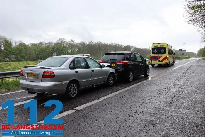 Persoon gewond bij botsing op de A59 bij Waspik 2 Persoon gewond bij botsing op de A59 bij Waspik 112 De Langstraat