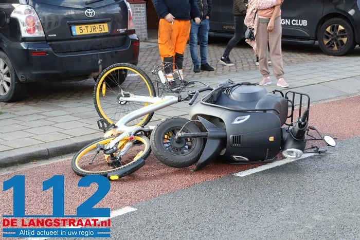 Scooterrijdster gewond bij botsing met fietsster in Sprang-Capelle 2 Scooterrijdster gewond bij botsing met fietsster in Sprang-Capelle 112 De Langstraat