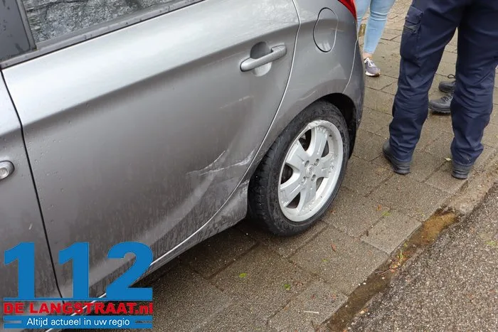 Twee auto's komen met elkaar in botsing in Drunen 1 Twee auto's komen met elkaar in botsing in Drunen 112 De Langstraat
