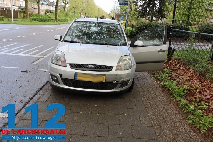 Twee auto's komen met elkaar in botsing in Drunen 2 Twee auto's komen met elkaar in botsing in Drunen 112 De Langstraat